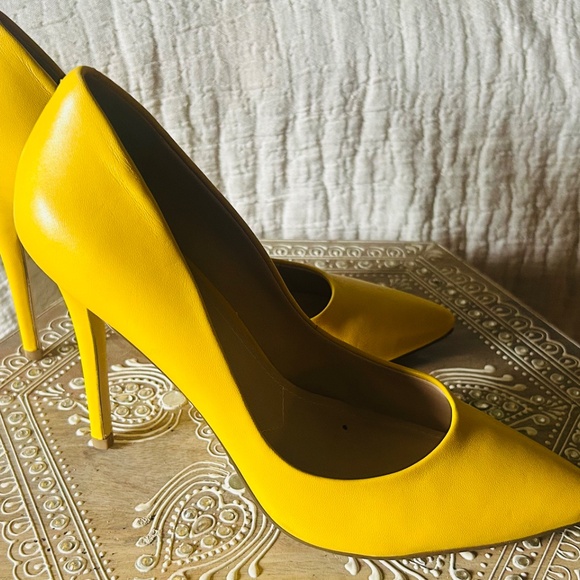 Yellow Stiletto Pointed Toe Pumps by Charles David - Picture 3 of 4